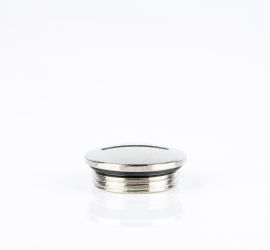 Een messing Jacob blindstop met O-ring, met metrisch schroefdraad, op een witte achtergrond.