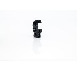 Een zwarte KC22 edge clip voor mantelbuis met de beugel in haakse richting op de bovenkant van de clip, op een witte achtergrond. De beugel is geopend.
