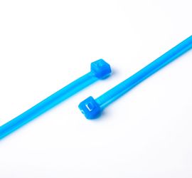 Twee blauwe Tefzel® kabelbinders op een witte achtergrond.
