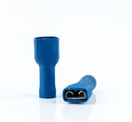 Twee blauwe volledig geïsoleerde vlakstekerhulzen, één rechtop staand en één liggend, op een witte achtergrond.