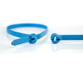 Een blauwe detecteerbare Ty-Rap® polyamide kabelbinder met metaalpigmenten, naast een uitvergrote sluiting van een andere Ty-Rap® kabelbinder.