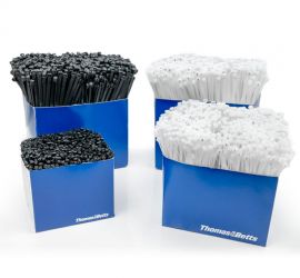 Vier blaue Arbeitsboxen mit Polyamid 6.6 Ty-Rap® Kabelbindern in verschiedenen Größen und Farben.