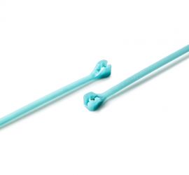 Zwei aquamarineblaue Ty-Rap® Tefzel Kabelbinder auf weißem Hintergrund.