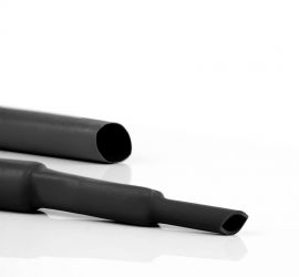 Zwei schwarze H-2(3X) dünnwändige Schrumpfschläuche nebeneinander, eine in der Originalgröße und eine auf zwei verschiedene Größen geschrumpft.