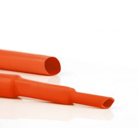 Zwei rote HBTM Schrumpfschläuche zur Isolation von Sammelschienen, einer in der Originalgröße und einer auf zwei verschiedene Größen geschrumpft.