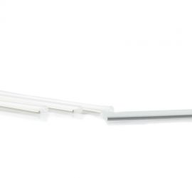 Vier transparente schrumpfende Glasfaser Kabelverbinder (spezielle Schrumpfschläuche), Seitenansicht, auf weißem Hintergrund.
