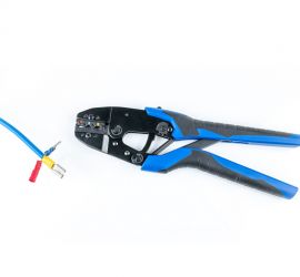 A black-blue colored crimping tool for crimp terminals made of carbon steel, for insulated crimp terminals of 0,5-6mm², on a white background.