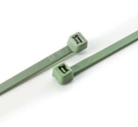 Zwei grüne Kabelbinder aus Polypropylen auf weißem Hintergrund.