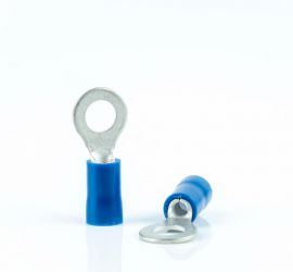 Twee blauwe geïsoleerde ringkabelschoenen, één rechtop staand en één liggend, op een witte achtergrond.
