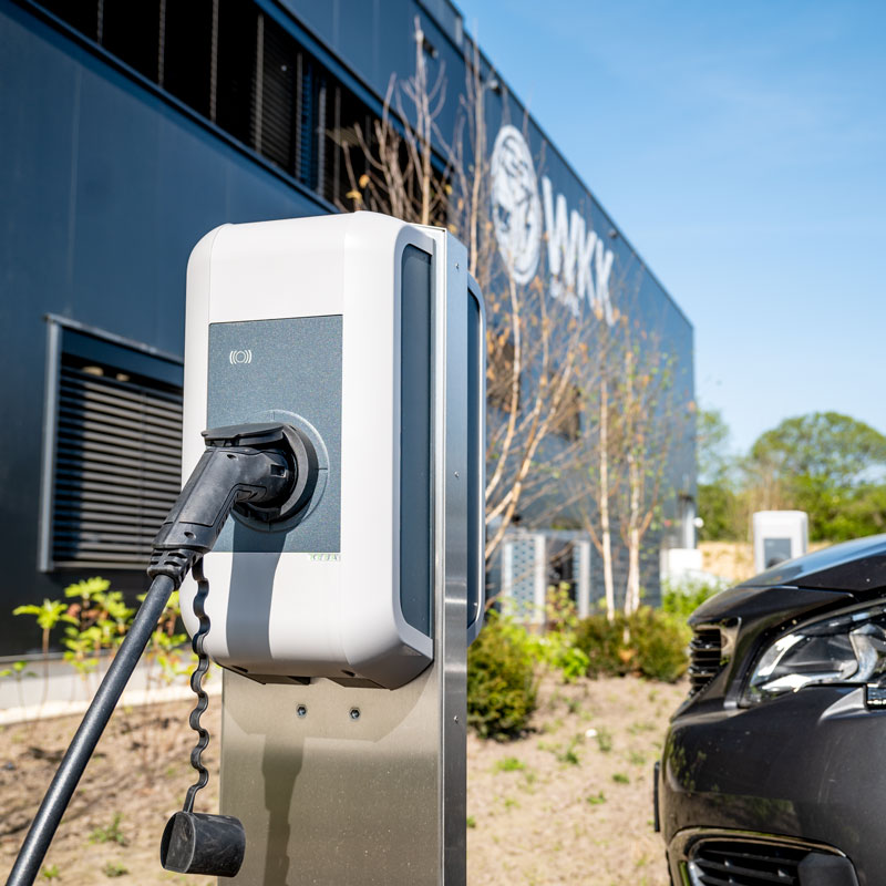 Ladesäule vor dem Gebäude