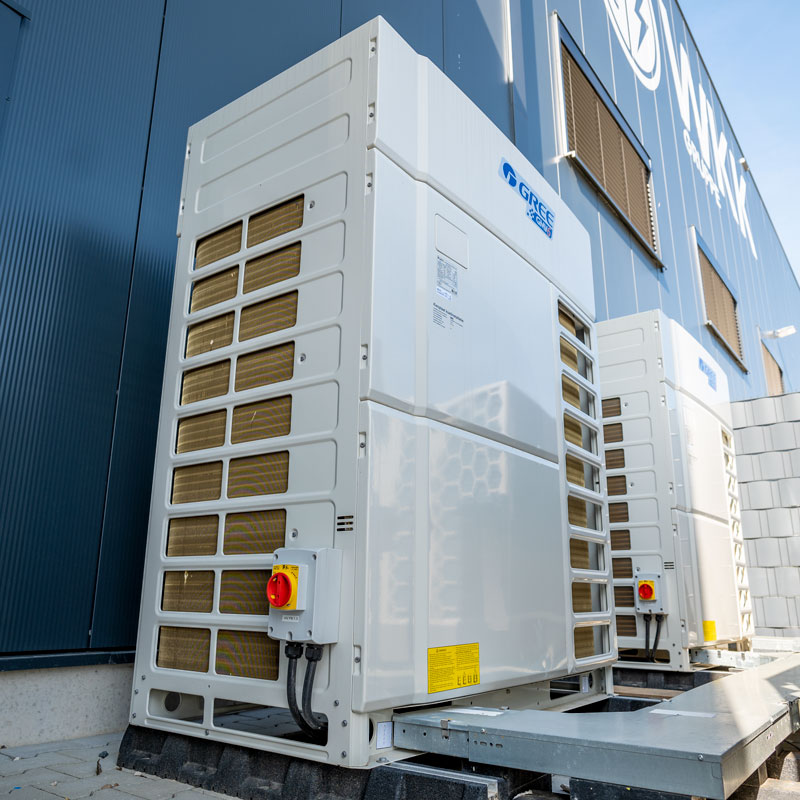 Ladesäule vor dem Gebäude